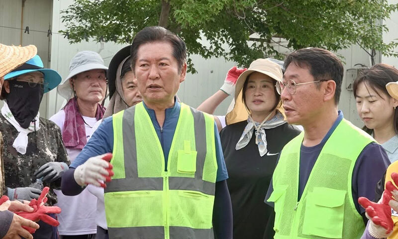 정청래 신임 더불어민주당 대표, 피해 지역 수해 복구 현장 방문하여 지원 활동 - 더불어민주당 대표의 힘 있는 행보