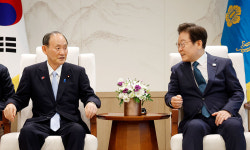 이재명 대통령, 스가 전 총리 접견…“같은 앞마당 쓰는 이웃집, 미래지향적으로 발전되기를”