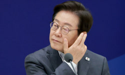 李대통령 “가짜 뉴스로 돈 버는 유튜버 많아, 징벌적 배상 검토하라”