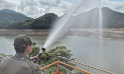 바짝 말라가는 오봉저수지 ‘저수율 13.4%’…공공 체육시설 폐쇄