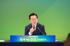 이 대통령 지지율 54.5%…1.5%p 하락 [리얼미터]