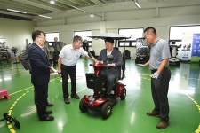 원강수 원주시장, 車부품 업체 ‘케이에이씨’ 방문…애로사항 청취