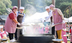 “이천 쌀로 만든 구수한 가마솥밥 맛보세요”