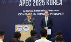 브리핑하는 위성락·김용범 실장