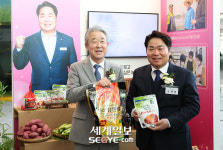 [포토] 기념촬영하는 강호동 농협중앙회장과 오세현 충남 아산시장