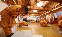 잠시 속세 벗어나 수행 길로