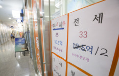 “집값은 폭주, 전세는 거북이걸음” 서울 전세가율 역대 최저
