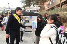 강원경찰청, 원주 반곡초서 ‘어린이 교통안전 캠페인’ 실시