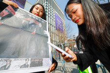 천하제일 BTS 굿즈 대회…각양각색 아미들의 응원 준비 [한강로사진관]