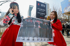 천하제일 BTS 굿즈 대회…각양각색 아미들의 응원 준비 [한강로사진관]