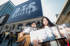 천하제일 BTS 굿즈 대회…각양각색 아미들의 응원 준비 [한강로사진관]