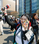 천하제일 BTS 굿즈 대회…각양각색 아미들의 응원 준비 [한강로사진관]