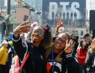 천하제일 BTS 굿즈 대회…각양각색 아미들의 응원 준비 [한강로사진관]