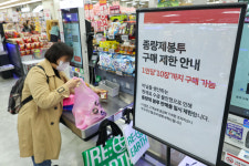 “애 둘 기저귀 때문에 매일 1장 쓰는데”… 정부 “일반 봉투 허용 검토”