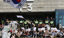 “재선거” 구호와 K-팝 함성 뒤섞인 잠실…개표소 봉쇄 이틀째 ‘혼란’