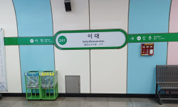 ‘연기 발생’ 지하철 2호선 이대역 안전문 안열려 다시 무정차 통과… 인명피해 없어