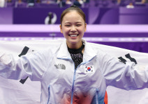여서정, 8년 만의 도마 금메달… 父 여홍철과 어깨 나란히 [아시안게임]