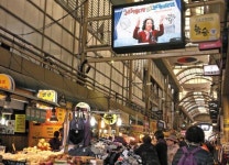 시장 내 6개 전광판에 보이는 라디오 생방송… 하루 2만명 찾는다