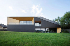 언뜻 보면 검정 바위 같기도…벽과 지붕 구분 없앤 묘한 집