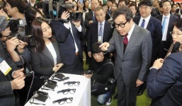 2018 산학협력 엑스포… 청각 장애인 안경 써본 총리