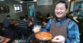 3000원의 행복… 가난한 청춘 위한 신부님표 김치찌개