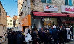 소확행? 돈가스 먹으려 새벽3시부터 기다리는 사람들