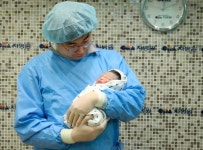 황금 돼지해 ‘첫둥이’는 2.93kg 여아…“빛나는 별이 되길”