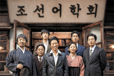 대사 있는 배우만 80여명… 말의 힘으로 관객을 웃기고 울리네