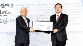 평안남도서 상업은행원 생활, 해방후 상업銀서 일하다 퇴직… 우리銀, 김윤택 회장에 감사패