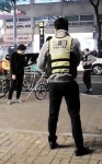 커터칼 든 10대에… 테이저건 들고도 쩔쩔맨 경찰