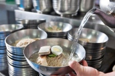 오래된 맛집 찾아다니는 젊은이들 “나는 옥동자”