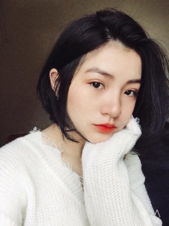 김정은에 꽃다발 안긴 베트남 여대생은 현지 유명 '얼짱'