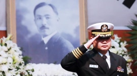 안창호 선생 81주기 추모식… 경례하는 안창호艦 함장