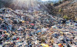 [아무튼, 주말] 1인당 플라스틱 소비 세계 1위… 쓰레기 산 235개 생겼다