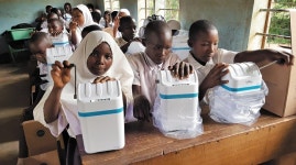 지하수 개발 어려운 곳엔  물 살균기… 전기가 없는 지역엔 태양광 펌프