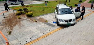 [속보]국회 본관 앞 차량 돌진사고 발생…경찰·국회방호처 조사중