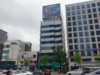 [단독] 대성 강남 빌딩엔 오늘도 양주·맥주 박스…5~8층은 셔터 내린 폐쇄구역