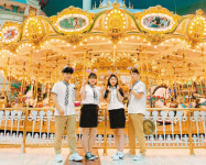 낼모레 서른이지만, 놀이동산엔 교복이지~