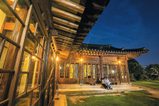 잠 못 드는 밤… 야간 개방 한옥·심야책방 가볼까