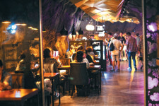 잠 못 드는 밤… 야간 개방 한옥·심야책방 가볼까