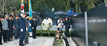 한국 대통령 아웅산 순국 추모비 첫 방문