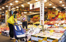 반경 1㎞에 마트·백화점 5곳… 그래도 안 밀렸다