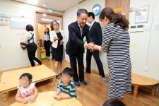 내년 3월부터 어린이집 10시간 이상 온종일 돌봄…현장선 "인력난·인건비 부담" 불만