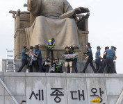 친북 대학생, 세종대왕 동상 올라가 미국 물러나라