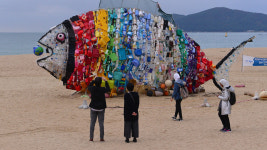 해운대에 나타난 폐튜브·플라스틱 대형 물고기…경각심