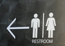 변기 놔두고 공중 화장실 바닥에 큰 일 본 60대…지적한 50대에 주먹질