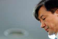 조국, 법무장관 임명 35일 만에 전격 사퇴