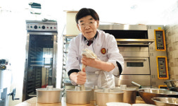 빵 직접 만들어 무료 급식소에 대는 前 대학총장님