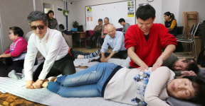 [길] 도움받는 사람에서 도움주는 사람으로 시각장애 안마사들, 노인들에 손맛 봉사