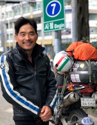 탐험가 김현국, 모터바이크 타고 네번째 유라시아 대륙 횡단...2만km 대장정 마쳐 | 포토뉴스